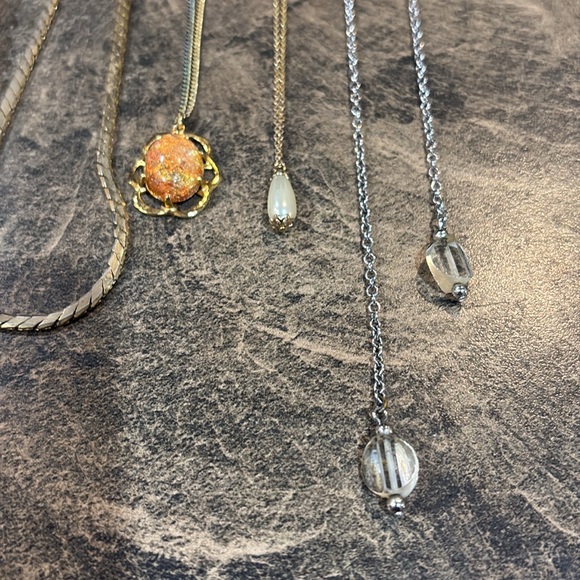 Jewelry lot miscellaneous, eight necklaces and three pins and a scarf pin - Picture 6 of 9